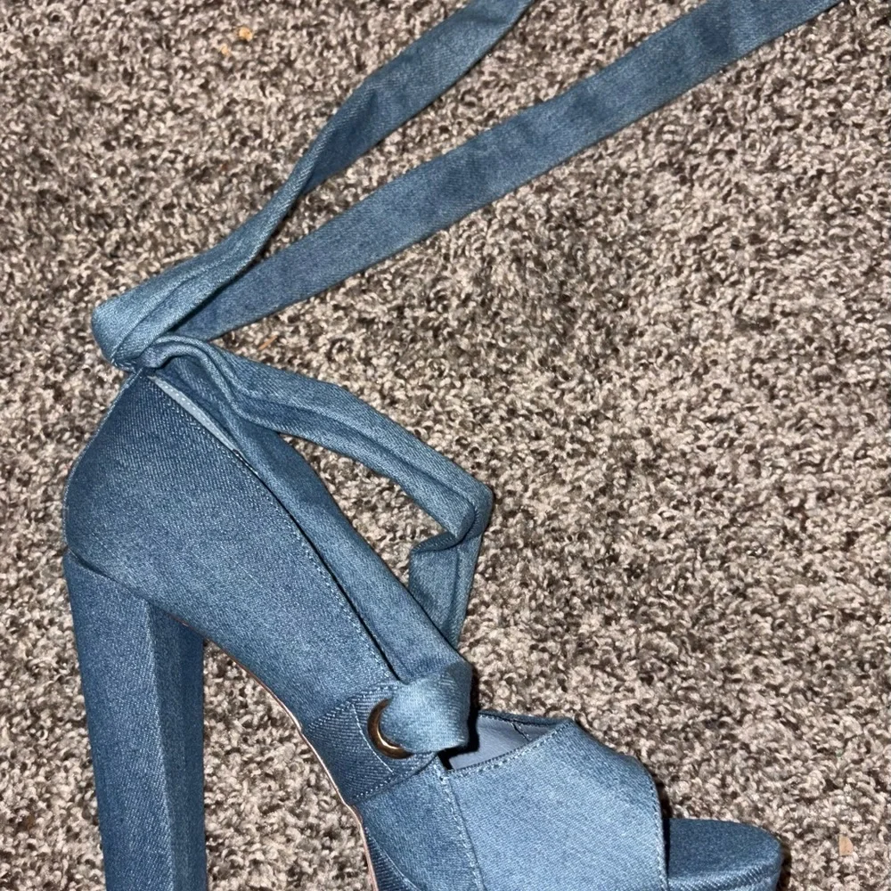 Shoe Dazzle Denim Pump Heels With Ankle Wrap/Tie - Size 9.5 - NEW w/ Box - Picture 2 of 7